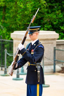 Abd. Washington Washington'da. Haziran 2019: Arlington ulusal mezarlığında Meçhul Asker mezarı yakınında nöbet değişimi