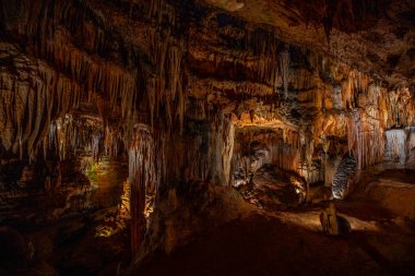 Luray Mağaraları'ndaki mağara sarkıtları, dikitler ve diğer oluşumlar. Va. Amerika Birleşik Devletleri.