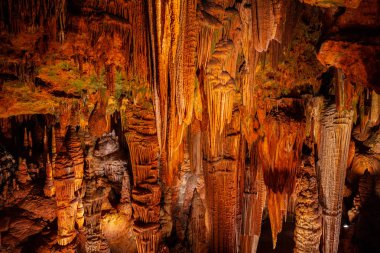 Luray Mağaraları'ndaki mağara sarkıtları, dikitler ve diğer oluşumlar. Va. Amerika Birleşik Devletleri.