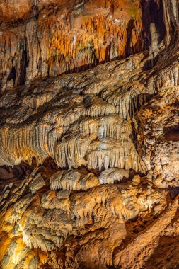 Luray Mağaraları'ndaki mağara sarkıtları, dikitler ve diğer oluşumlar. Va. Amerika Birleşik Devletleri.