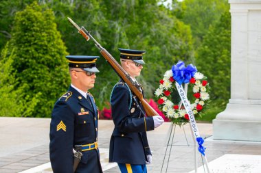 Abd. Washington Washington'da. Haziran 2019: Arlington ulusal mezarlığında Meçhul Asker mezarı yakınında nöbet değişimi