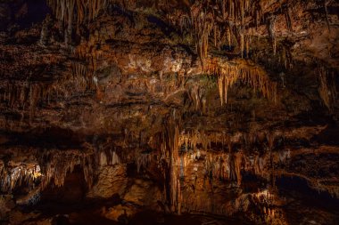 Luray Mağaraları'ndaki mağara sarkıtları, dikitler ve diğer oluşumlar. Va. Amerika Birleşik Devletleri.