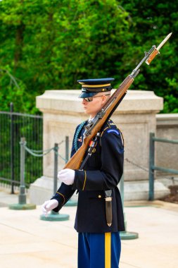 Abd. Washington Washington'da. Haziran 2019: Arlington ulusal mezarlığında Meçhul Asker mezarı yakınında nöbet değişimi