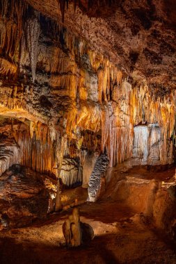Luray Mağaraları'ndaki mağara sarkıtları, dikitler ve diğer oluşumlar. Va. Amerika Birleşik Devletleri.