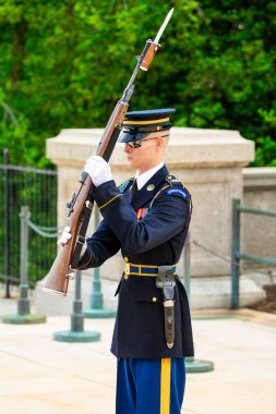 Abd. Washington Washington'da. Haziran 2019: Arlington ulusal mezarlığında Meçhul Asker mezarı yakınında nöbet değişimi