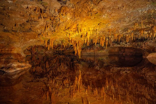 Σταλακτίτες Σπηλαίου Σταλαγμιδες Και Άλλοι Σχηματισμοί Στα Σπήλαια Του Λουράι — Φωτογραφία Αρχείου