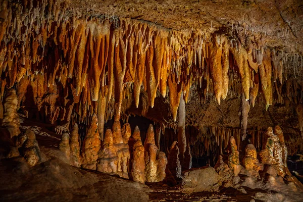 Σταλακτίτες Σπηλαίου Σταλαγμιδες Και Άλλοι Σχηματισμοί Στα Σπήλαια Του Λουράι — Φωτογραφία Αρχείου