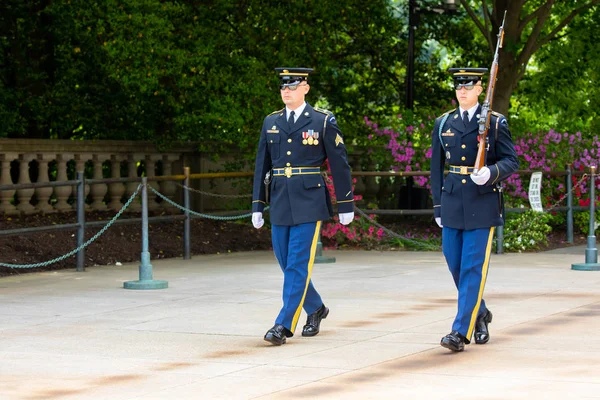 华盛顿2019年6月 阿灵顿国家公墓无名战士墓附近卫兵的换岗 — 图库照片