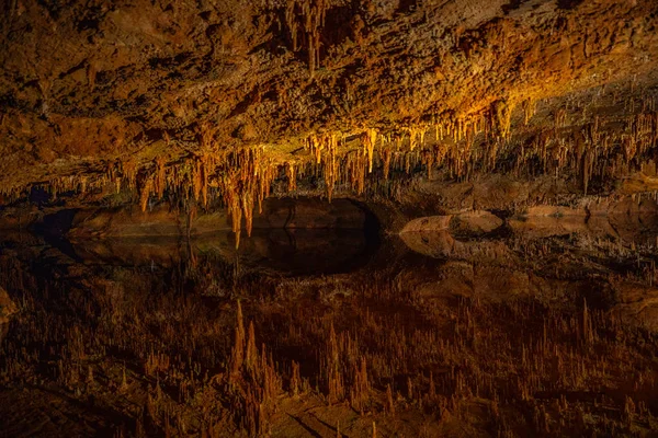 Пещерные Сталактиты Сталагмиты Другие Образования Лурейских Пещерах — стоковое фото