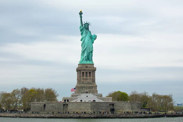 自由の女神国定記念碑 フレドリック オーギュスト バルトルディの彫刻 マンハッタン ニューヨーク — ストック写真