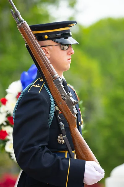 ワシントンDc2019年6月 アーリントン国立墓地の未知の兵士墓付近の警備員の交代 — ストック写真