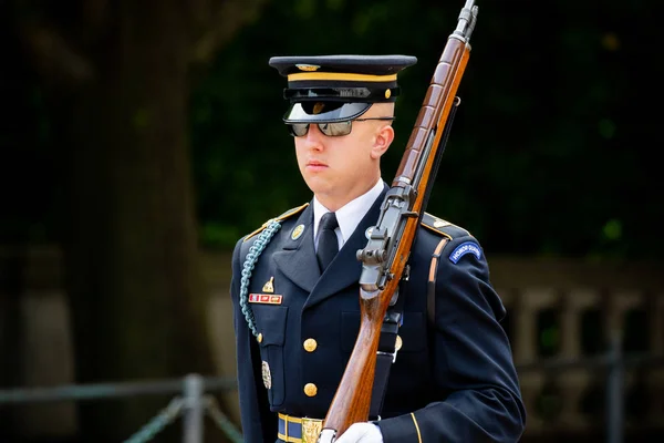 ワシントンDc2019年6月 アーリントン国立墓地の未知の兵士墓付近の警備員の交代 — ストック写真