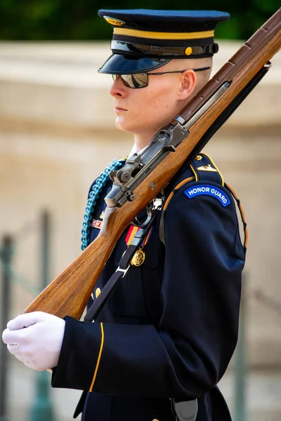 ワシントンDc2019年6月 アーリントン国立墓地の未知の兵士墓付近の警備員の交代 — ストック写真