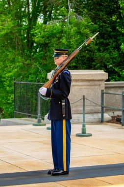 Abd. Washington Washington'da. Haziran 2019: Arlington ulusal mezarlığında Meçhul Asker mezarı yakınında nöbet değişimi