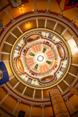 Abd. ıllinois. St. Louis'de. Haziran 2019: Downtown St. Louis'deki Eski Adliye Binası. Rotunda asılı 33 yıldız ile süslenmiş Garnizon bayrağının kopyası