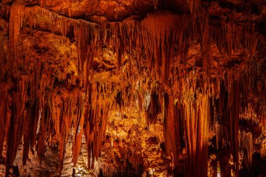Luray Mağaraları'ndaki mağara sarkıtları, dikitler ve diğer oluşumlar. Va. Amerika Birleşik Devletleri.