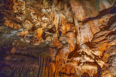 Luray Mağaraları'ndaki mağara sarkıtları, dikitler ve diğer oluşumlar. Va. Amerika Birleşik Devletleri.