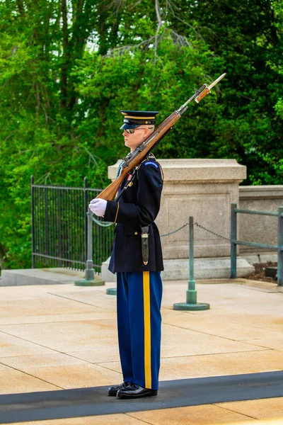 ワシントンDc2019年6月 アーリントン国立墓地の未知の兵士墓付近の警備員の交代 — ストック写真