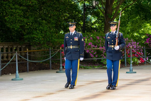 ワシントンDc2019年6月 アーリントン国立墓地の未知の兵士墓付近の警備員の交代 — ストック写真