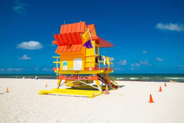 Amerika.Florida.Miami Plajı. Haziran 2019: Sahilde renkli cankurtaran kulesi