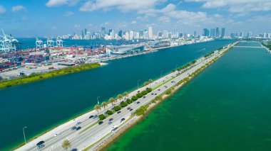 Abd. Florida. Miami Sahili. Haziran 2019: Miami limanı ve şehir siluetinin havadan görünümü