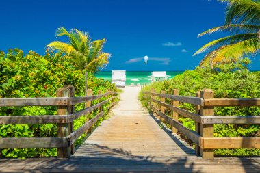 Sahile giden yol, ahşap set. Miami Sahili. Florida. 