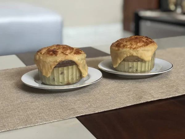 Peynirli kabuk ile ev yapımı kek