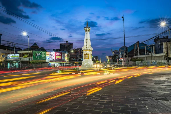 Yogyakarta, Endonezya - Ekim, 2018: Gece trafik Tugu Jogja veya Yogyakarta şehir anıtın uzun pozlama mavi saat araç hafif iz ile