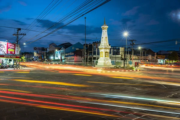 Yogyakarta, Endonezya - Ekim, 2018: Gece trafik Tugu Jogja veya Yogyakarta şehir anıtın uzun pozlama mavi saat araç hafif iz ile