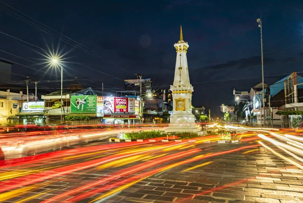 Yogyakarta, Endonezya - Ekim, 2018: Gece trafik Tugu Jogja veya Yogyakarta şehir anıtın uzun pozlama mavi saat araç hafif iz ile