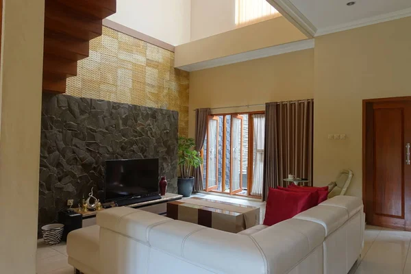 Stilvolles Wohnzimmerinterieur Mit Weißem Sofa Und Fernseher Standort Yogyakarta Indonesien — Stockfoto