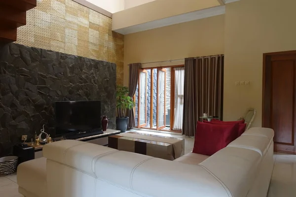 Şık salon iç tasarım modern ev beyaz kanepe ve tv seti ile