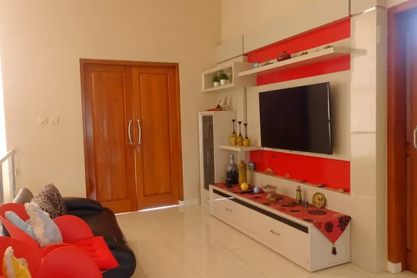 现代化的客厅配有电视和黑色沙发 印度尼西亚日惹 2019年2月 — 图库照片