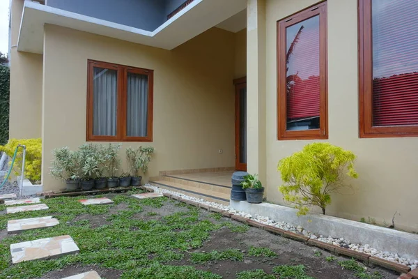 yeşil bitkilerde bahçe ile modern ev