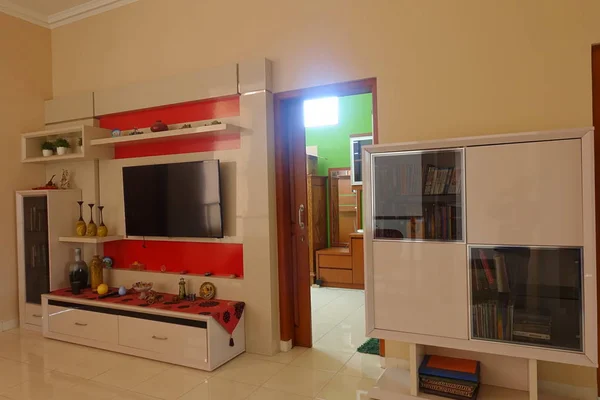 Şık salon iç beyaz kanepe, Modern mobilyalar ve Tv seti. Yer: Yogyakarta, Endonezya. Şubat 2019