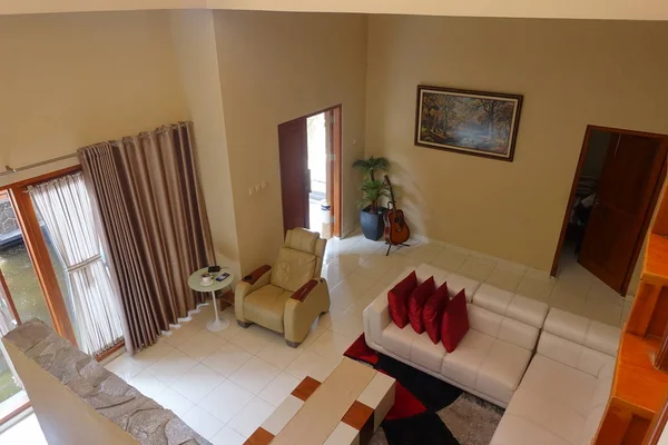 时尚的客厅内部现代住宅设计与白色沙发和红色枕头顶部的看法 — 图库照片