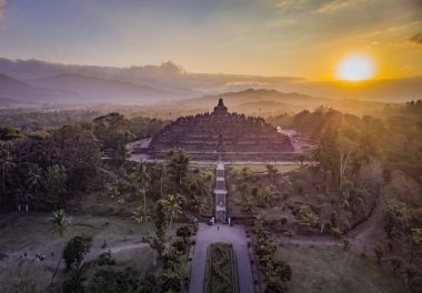 Borobudur Tapınağı günbatımı hava atış