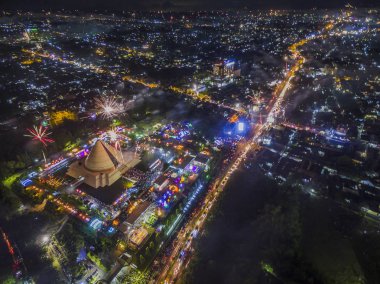 Yeni yıl gece havai fişek Monumen Jogja Kembali veya Jogja havadan fotoğraf anıt, Yogyakarta şehir, Endonezya döndürür