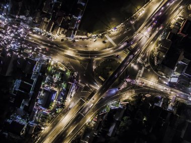 Köprü yol kesişme uzun pozlama gece hava fotoğraf üstten görünüm