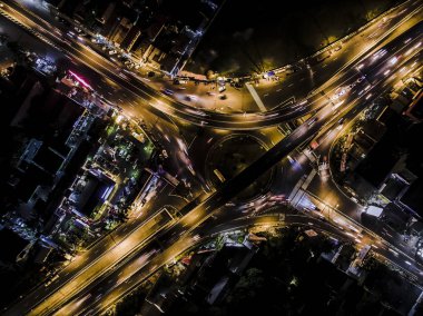 Köprü yol kesişme uzun pozlama gece hava fotoğraf üstten görünüm