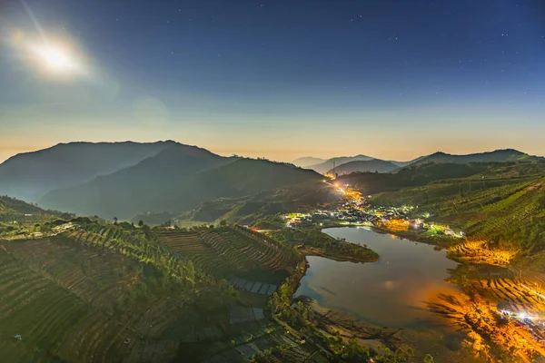 Cebong Gölü Sikunir tepe, Dieng Yaylası, Java, Endonezya Hava manzara. Ay ışığı altında uzun pozlama erken sabah gün doğumundan önce alınan.