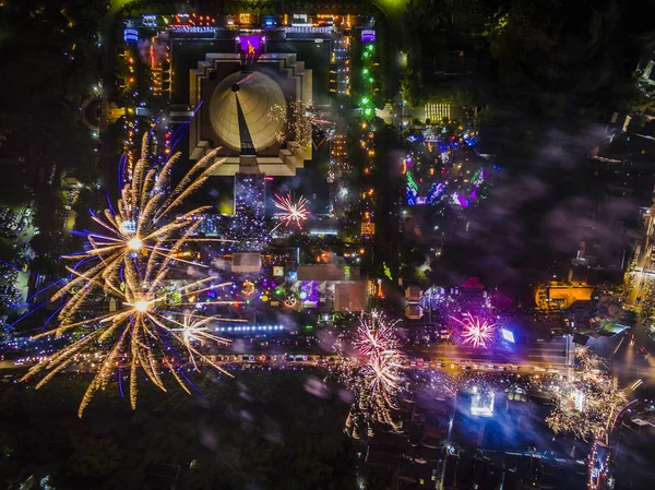 Yeni yıl gece havai fişek Monumen Jogja Kembali veya Jogja havadan fotoğraf anıt, Yogyakarta şehir, Endonezya döndürür
