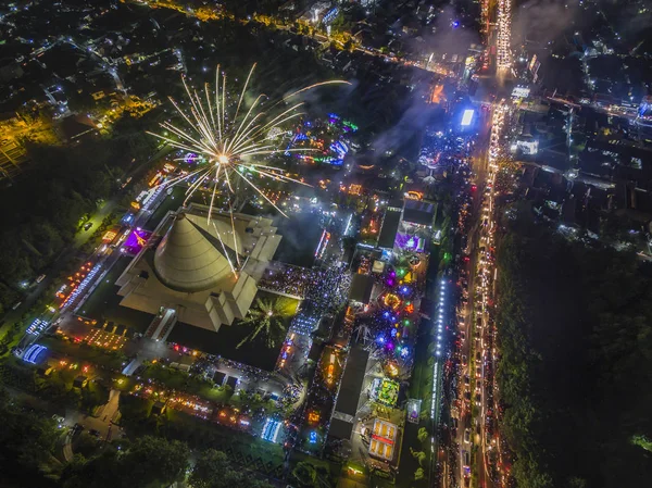 Yeni yıl gece havai fişek Monumen Jogja Kembali veya Jogja havadan fotoğraf anıt, Yogyakarta şehir, Endonezya döndürür