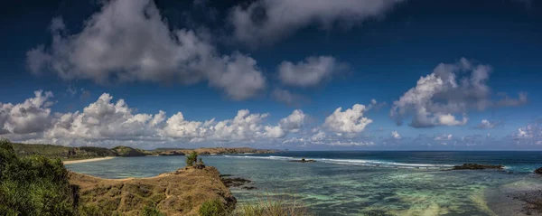 Yüksek kaliteli Lombok beach panorama formatında ile açık deniz suyu ve bulutlu mavi gökyüzü arka plan