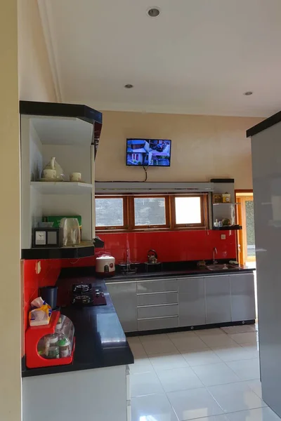 Şık mutfak modern ev gri iç mobilya dolap ayarlayın. Yer: Yogyakarta, Endonezya. Şubat 2019