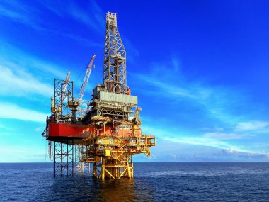Güzel mavi gökyüzü arka plan ile offshore sondaj
