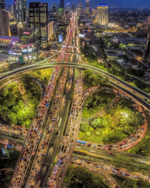 Işıklı köprü yol kesişme gece havadan görünümü