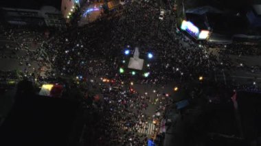 Havadan görüntüleri insanlar kalabalık ile Yogyakarta Anıtı Kavşağı, onun denilen Tugu Jogja etrafında güzel ışık yıldızı görünümünü aşağı eğerek yavaş