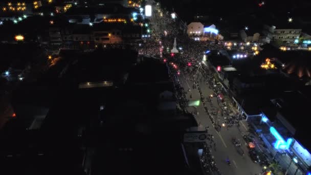 YOGYAKARTA, INDONESIA: 31 DICIEMBRE, 2018 Imágenes aéreas vista nocturna del monumento a Yogyakarta, su llamado TUGU JOGJA — Vídeo de stock