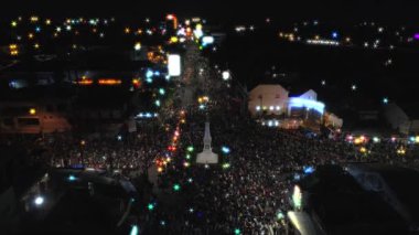 Havadan görüntüleri insanlar kalabalık ile Yogyakarta Anıtı Kavşağı, onun denilen Tugu Jogja etrafında güzel ışık görünümünü aşağı eğerek yavaş